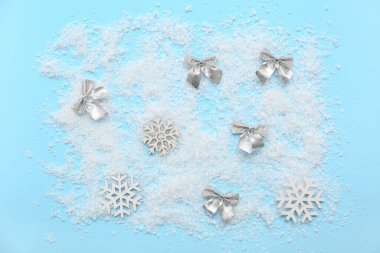 Güzel Noel süslemeleri ve arka planda kar