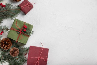 Noel hediyeleri, köknar dalları ve arka planda çam kozalakları