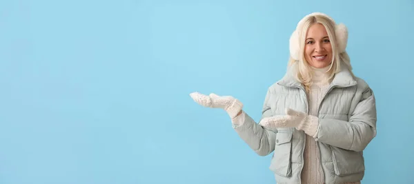 Mooie Volwassen Vrouw Winter Kleren Tonen Iets Kleur Achtergrond Met — Stockfoto