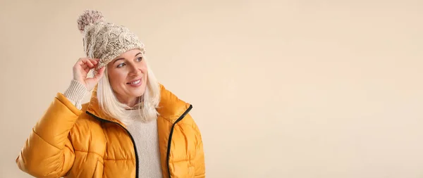 Schöne Reife Frau Winterkleidung Auf Hellem Hintergrund Mit Platz Für — Stockfoto