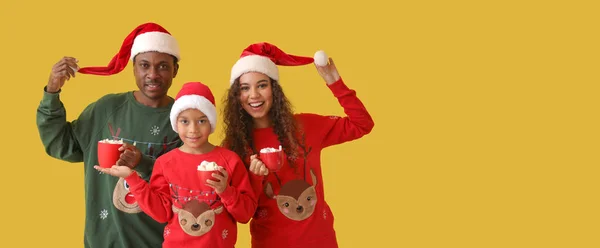 Familia Afroamericana Sombreros Santa Claus Con Tazas Sabroso Chocolate Caliente —  Fotos de Stock