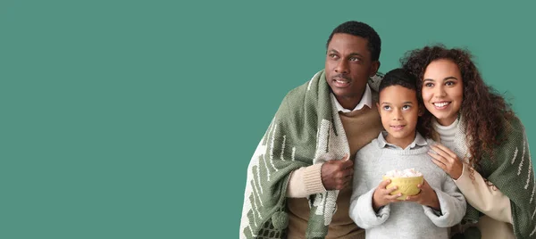 Lezzetli Sıcak Çikolatalı Afro Amerikan Ailesi Renkli Arka Planda Sıcak — Stok fotoğraf