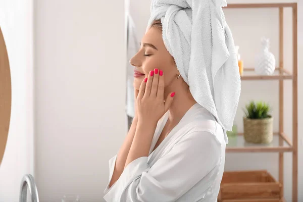 Csinos Fiatal Alkalmazása Arckrém Fürdőszobában Zuhany Után — Stock Fotó