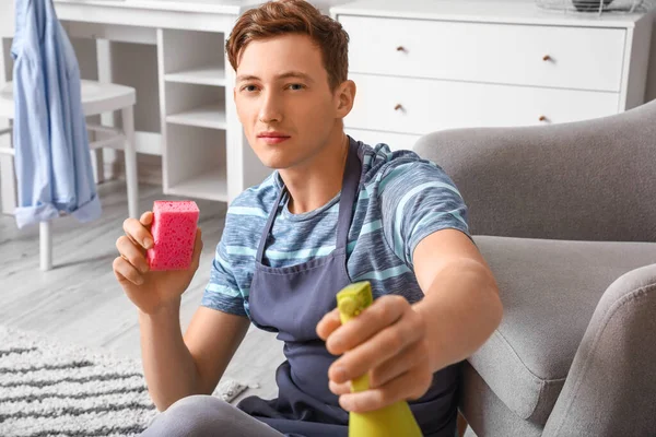 Bonito Homem Com Esponja Limpeza Detergente Casa Close — Fotografia de Stock