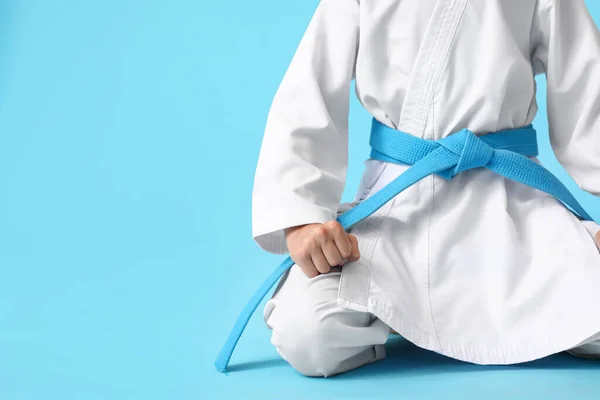 Mały Chłopiec Karategi Tle Koloru — Zdjęcie stockowe