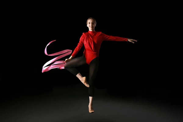 Mooie Jonge Vrouw Doen Gymnastiek Met Lint Zwarte Achtergrond — Stockfoto