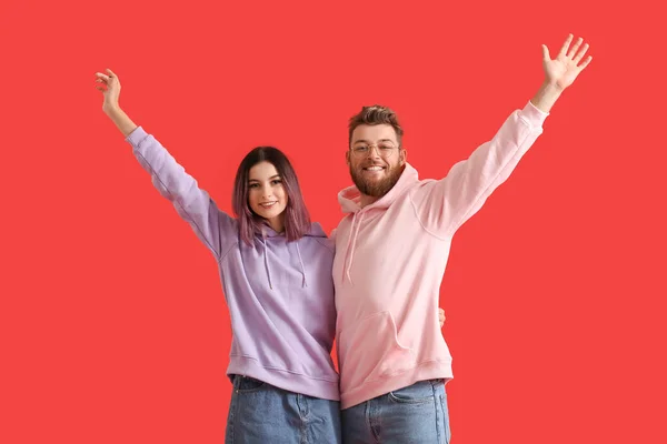 Casal Jovem Fresco Capuzes Fundo Cor — Fotografia de Stock