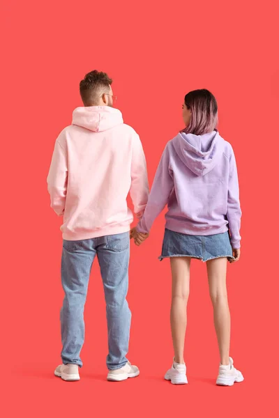 Cool Pareja Joven Sudaderas Con Capucha Sobre Fondo Color Vista — Foto de Stock