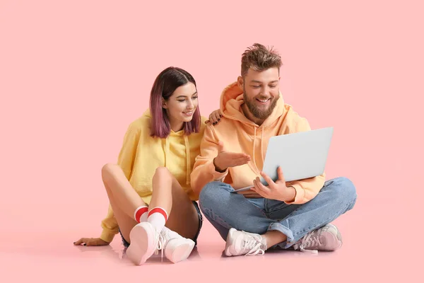 Cool Young Couple Hoodies Laptop Color Background — Stock Photo, Image