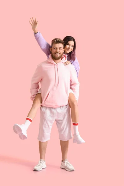 Cool Pareja Joven Sudaderas Con Capucha Sobre Fondo Color — Foto de Stock