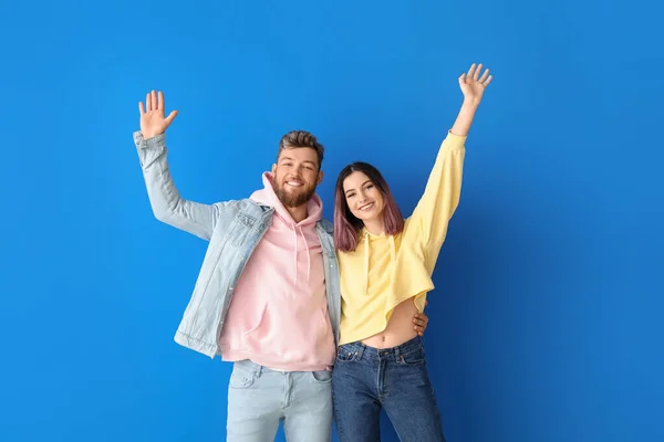 Cool Pareja Joven Feliz Sudaderas Con Capucha Sobre Fondo Color — Foto de Stock