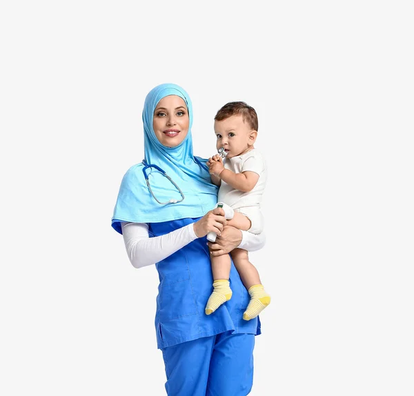 Muszlim Gyermekorvos Kisfiúval Könnyű Háttér — Stock Fotó