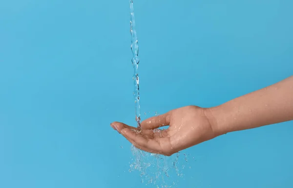 Vrouwelijke Hand Gietwater Blauwe Achtergrond — Stockfoto