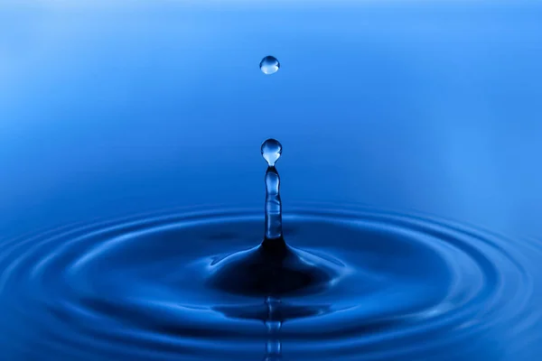 Salpicadura Agua Sobre Fondo Azul —  Fotos de Stock