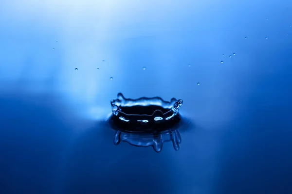 Éclaboussure Eau Sur Fond Bleu — Photo