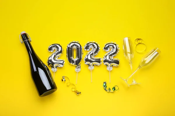 Фігура 2022 Срібних Кульок Пляшка Шампанського Окулярів Жовтому Тлі — стокове фото
