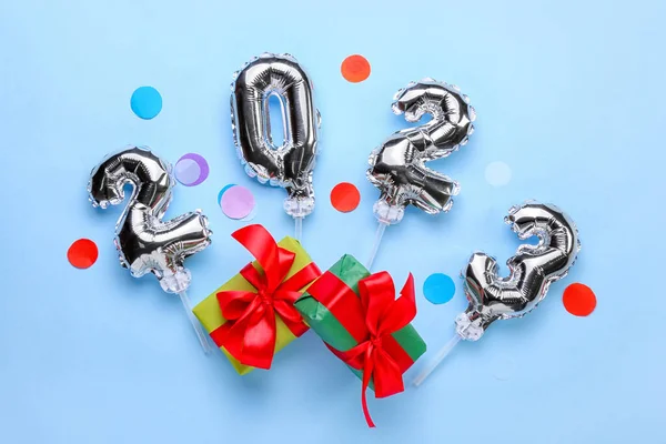 Figure 2023 Made Silver Balloons Gift Boxes Confetti Blue Background — Stock Photo, Image