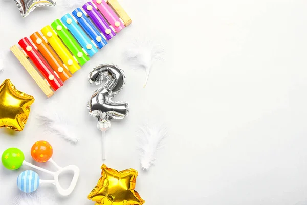 Silver Balloon Shape Figure Toys Feathers Light Background — Stock Photo, Image