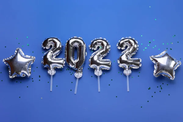 Şekil 2022 Yıldız Şekilli Balonlar Mavi Arkaplanda — Stok fotoğraf