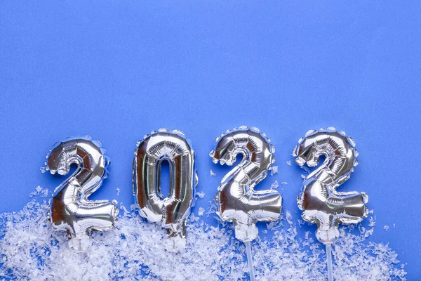 Фігура 2022 Срібних Кульок Снігу Синьому Фоні — стокове фото