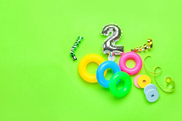 Stříbrný Balón Tvaru Obrázku Vývojové Hračky Zeleném Pozadí — Stock fotografie