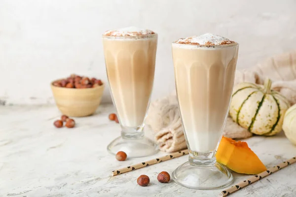 Glasses Tasty Pumpkin Latte Light Background — Stock Photo, Image