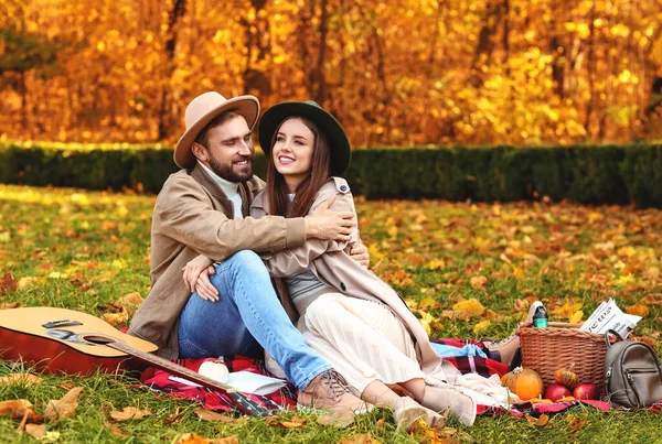 Jong Liefhebbend Paar Picknick Herfst Park — Stockfoto