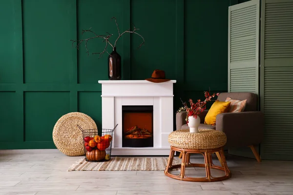 モダンな暖炉とアームチェア付きのスタイリッシュな部屋のインテリア — ストック写真