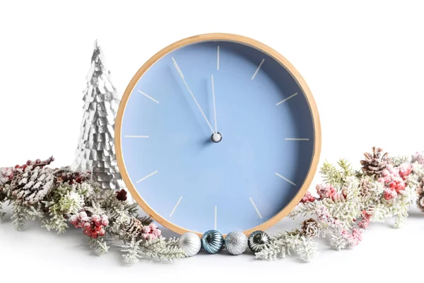 Elegante Reloj Año Nuevo Con Decoración Navidad Sobre Fondo Blanco — Foto de Stock