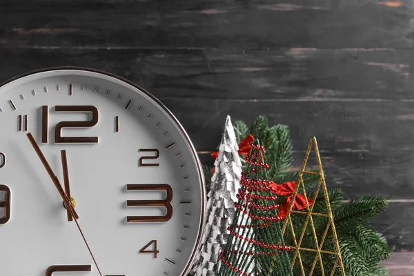 黒の木製の背景にクリスマスの装飾が施されたスタイリッシュな新年の時計 クローズアップ — ストック写真