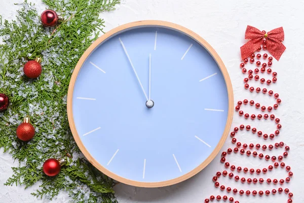 Elegante Reloj Año Nuevo Con Decoración Navidad Sobre Fondo Blanco — Foto de Stock