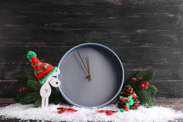 Elegante Orologio Capodanno Con Decorazioni Natalizie Sfondo Nero Legno — Foto Stock