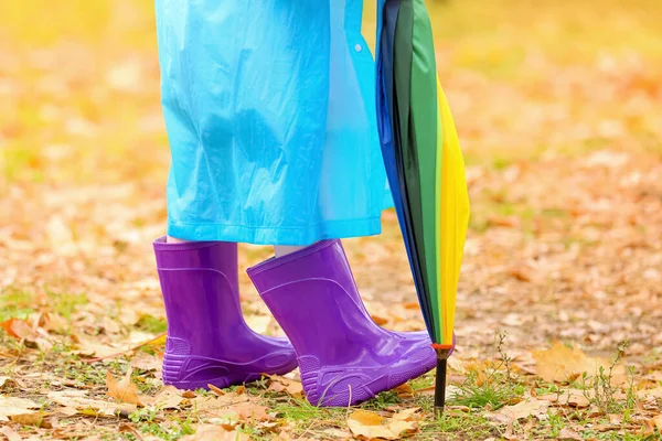 Egy Kislány Elegáns Gumicsizmában Esernyővel Őszi Parkban — Stock Fotó
