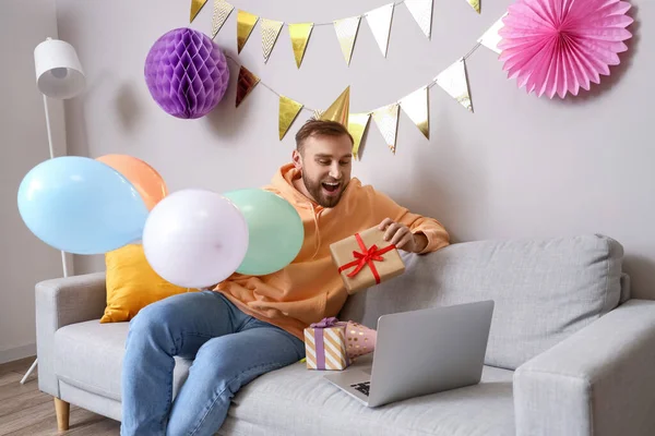 Hombre Feliz Celebrando Cumpleaños Casa Debido Epidemia Coronavirus — Foto de Stock
