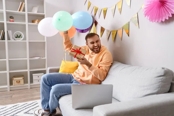 Hombre Feliz Celebrando Cumpleaños Casa Debido Epidemia Coronavirus —  Fotos de Stock