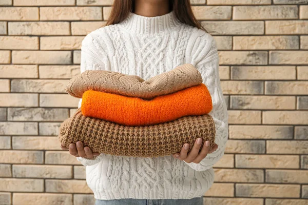 Young Woman Beautiful Manicure Holding Stack Warm Knitted Sweaters Brick — Stock Photo, Image