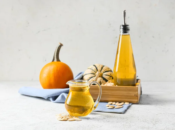 Krug Mit Kürbiskernöl Auf Hellem Hintergrund — Stockfoto