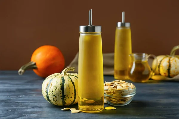 Flessen Met Pompoenpitolie Tafel — Stockfoto