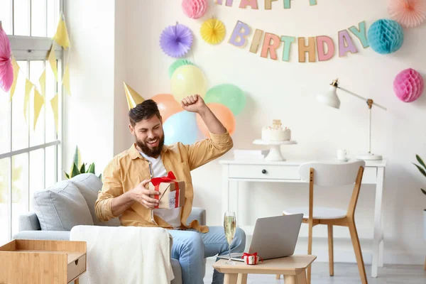 年轻男子在家中庆祝生日 原因是大肠病毒的流行 — 图库照片