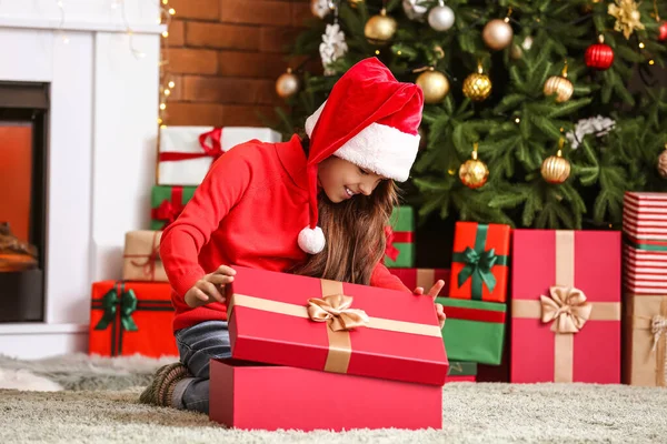 Nettes Mädchen Öffnet Weihnachtsgeschenk Hause — Stockfoto
