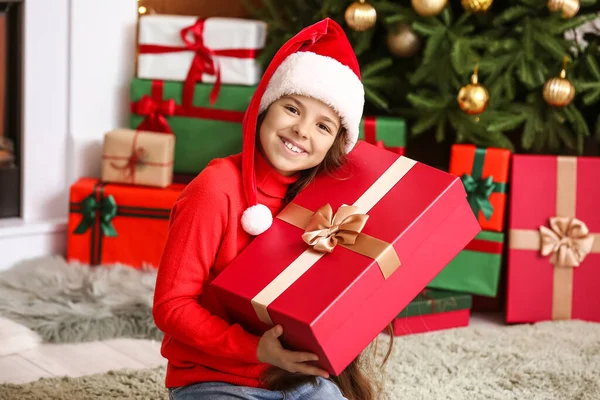 Petite Fille Mignonne Avec Cadeau Maison Veille Noël — Photo