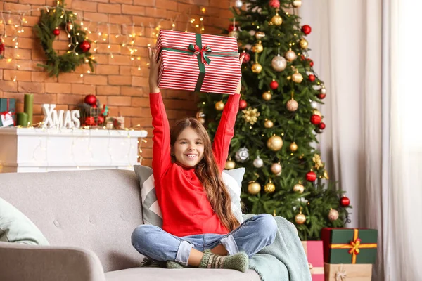 Glad Liten Flicka Med Gåva Hemma Julafton — Stockfoto