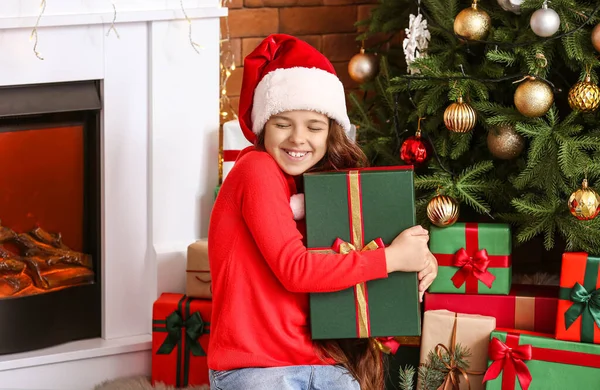 かわいいです女の子とともにギフト上の家クリスマスEve — ストック写真