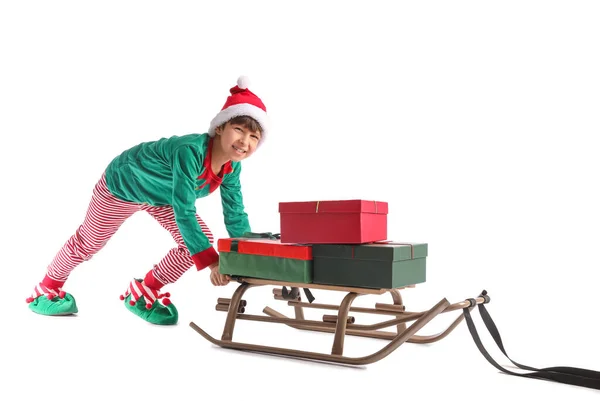Kleine Jongen Elf Kostuum Met Slee Kerstcadeaus Witte Achtergrond — Stockfoto