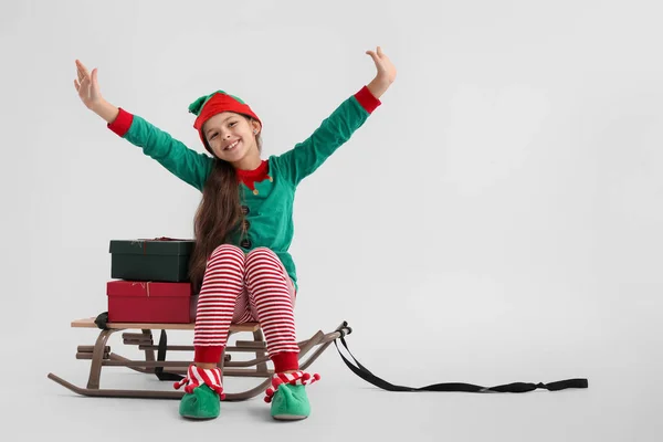 Bambina Con Slitta Regali Natale Sfondo Chiaro — Foto Stock