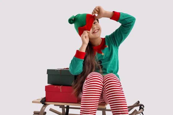 Kleines Mädchen Mit Schlitten Und Weihnachtsgeschenken Auf Hellem Hintergrund — Stockfoto