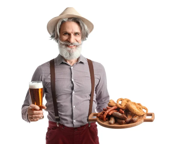 Homem Sênior Roupas Tradicionais Alemãs Com Cerveja Lanches Fundo Branco — Fotografia de Stock
