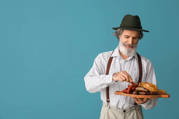 Snygg Senior Man Traditionella Tyska Kläder Och Med Snacks Färg — Stockfoto