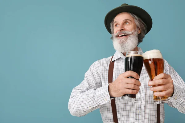 穿着德国传统服装 背景为啤酒的英俊老年男子 — 图库照片