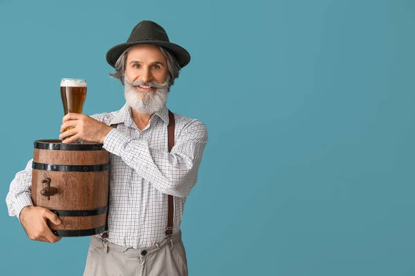 Knappe Oudere Man Traditionele Duitse Kleding Met Bier Kleur Achtergrond — Stockfoto